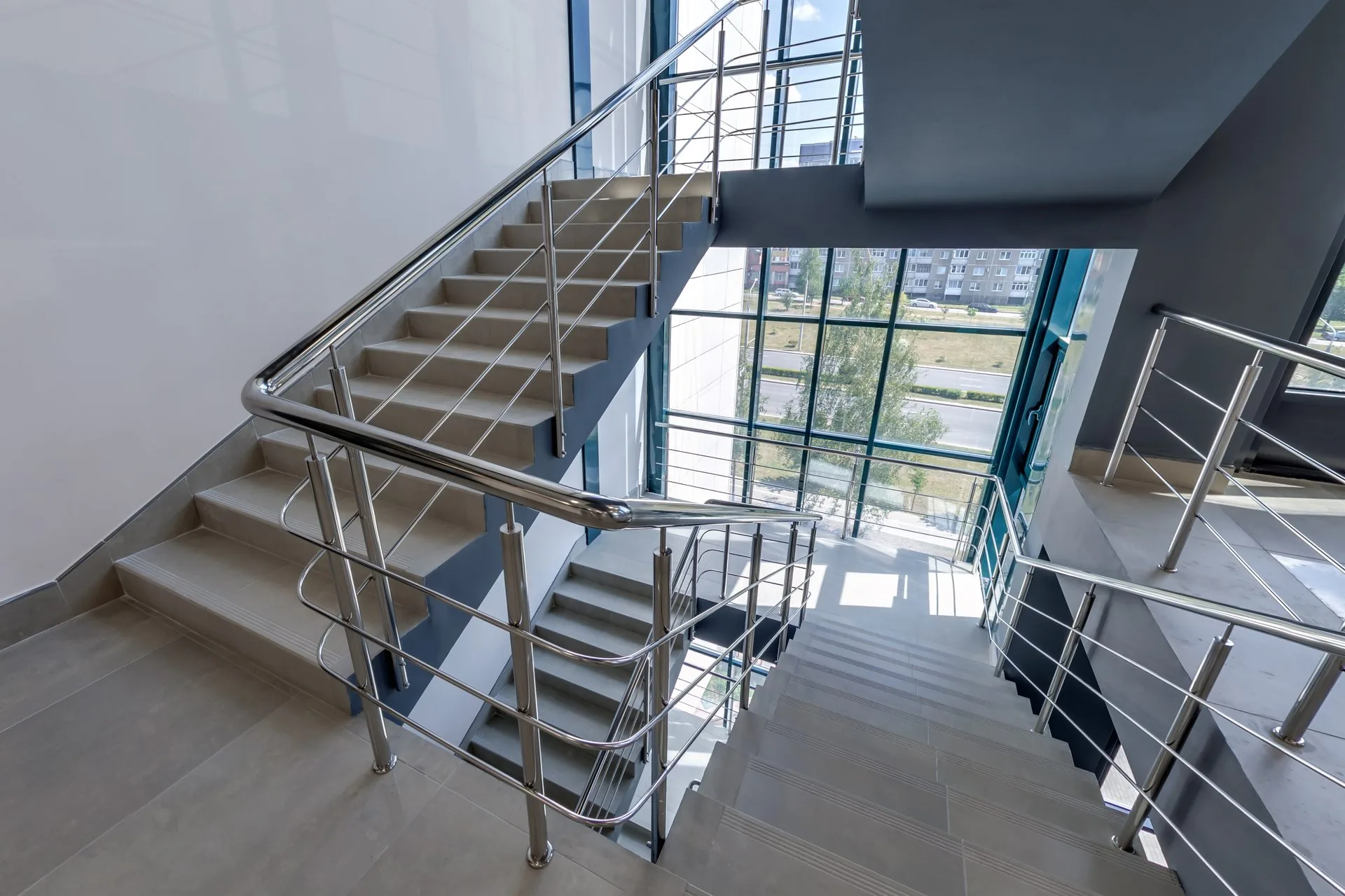 Escalera metálica interior con barandilla de acero inoxidable