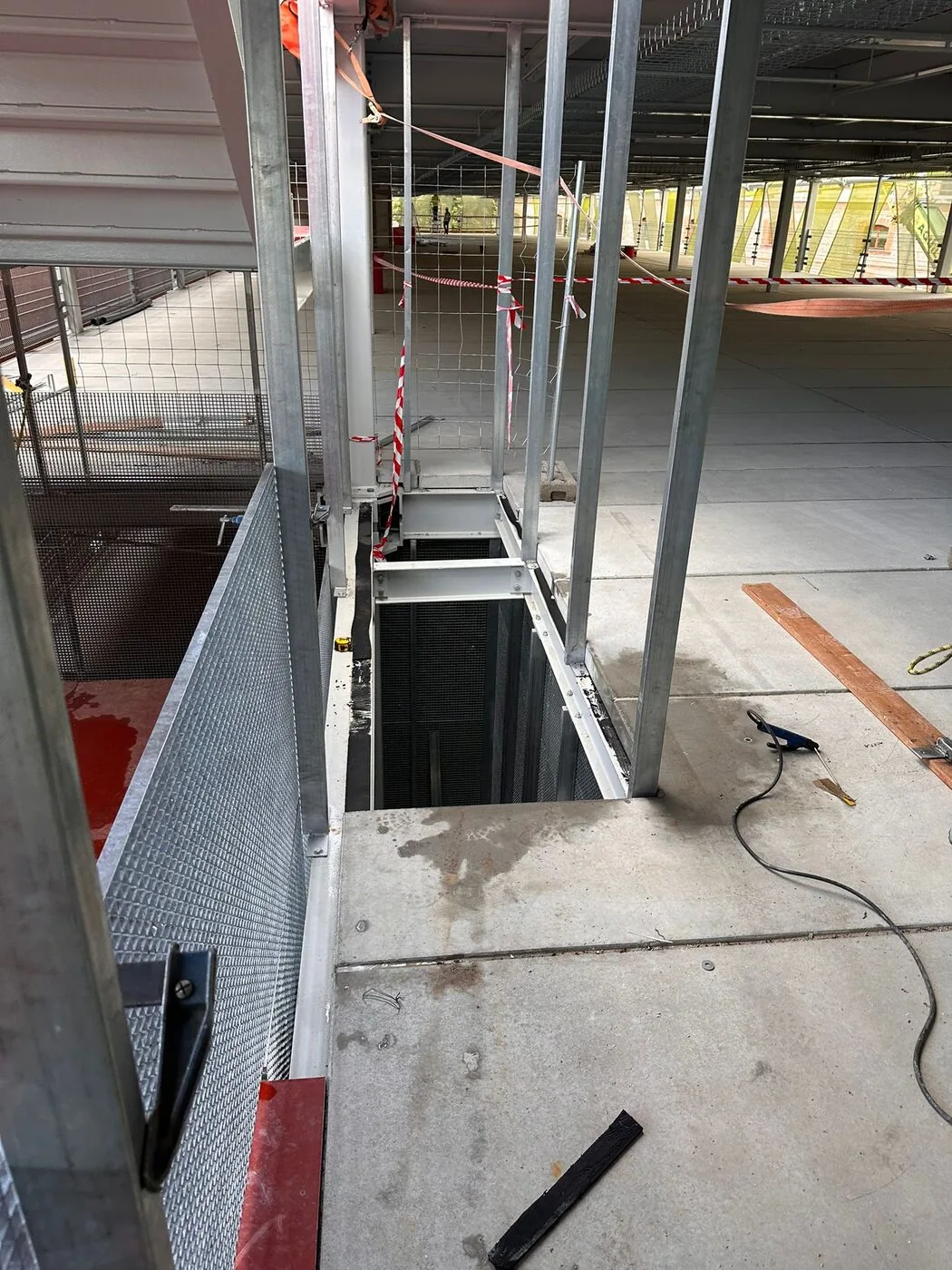 Estructura metálica galvanizada en obra con escalera