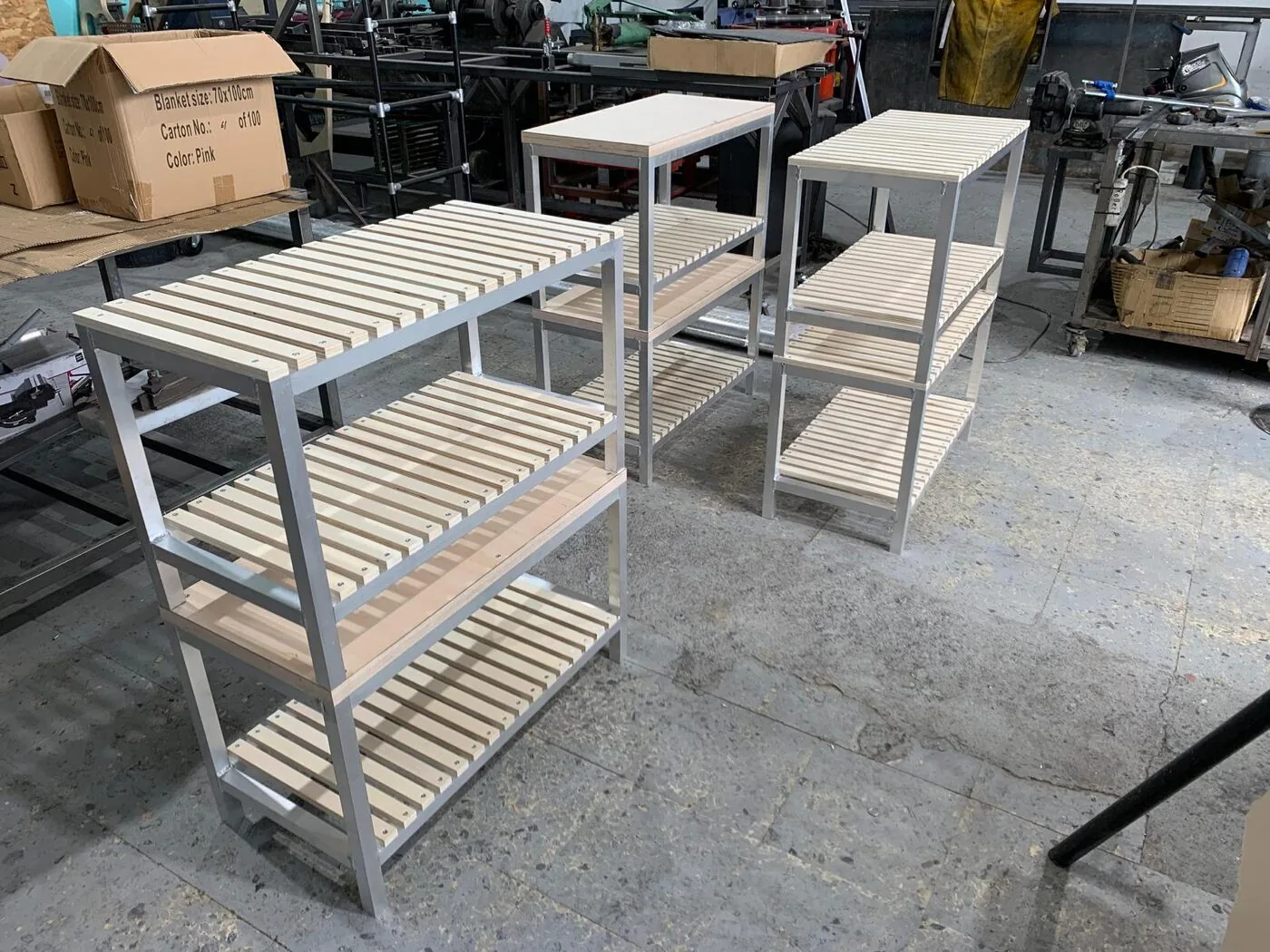 Estanterías metálicas con baldas de madera fabricadas en taller