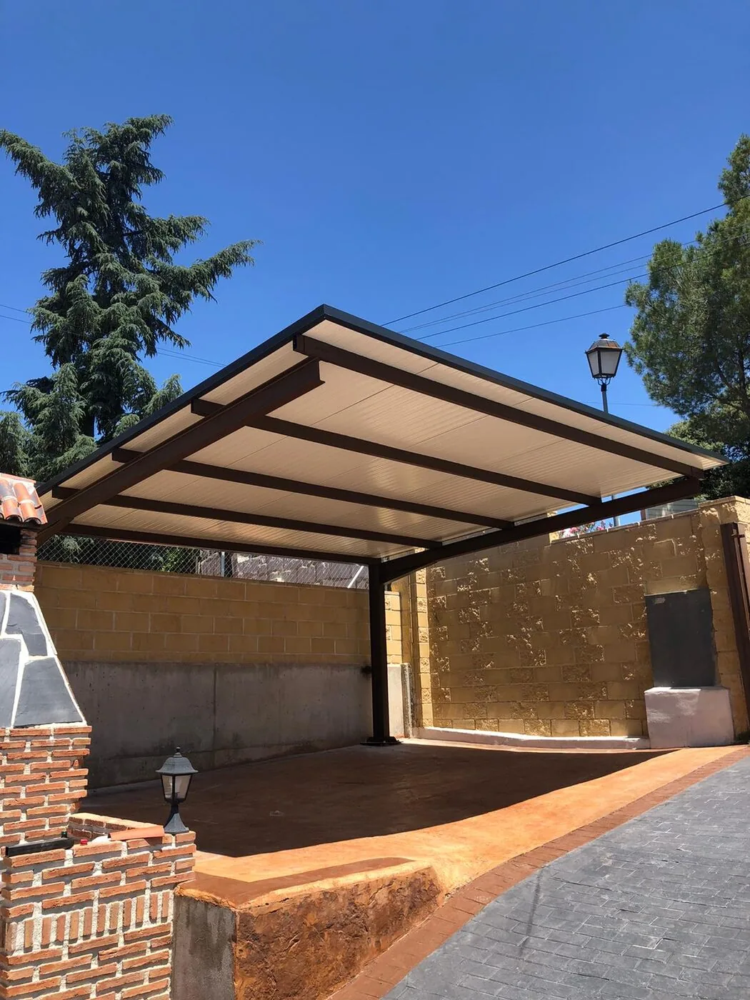 Carport metálico con acabado lacado tipo madera