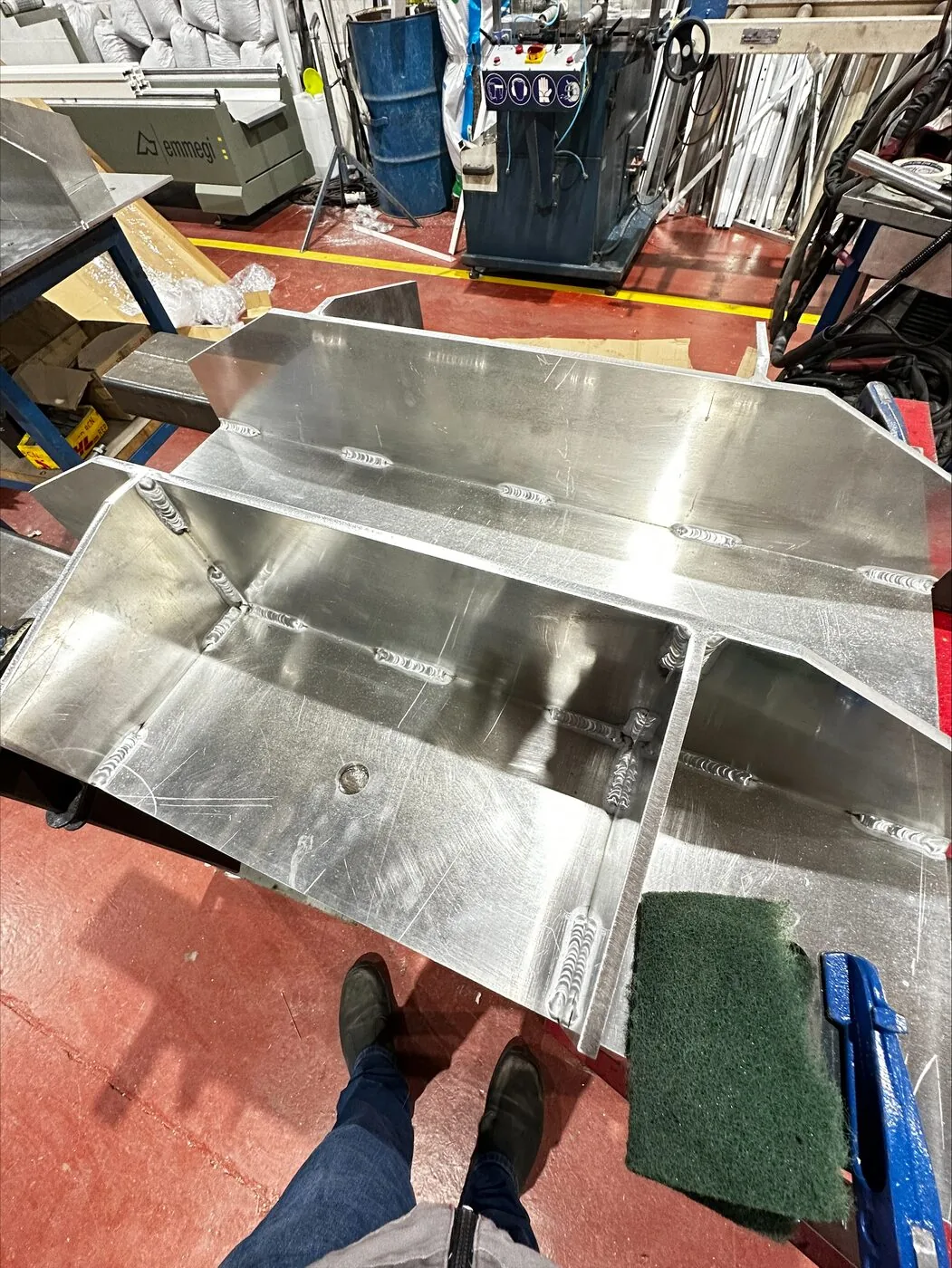 Pieza de chapa de aluminio soldada en taller