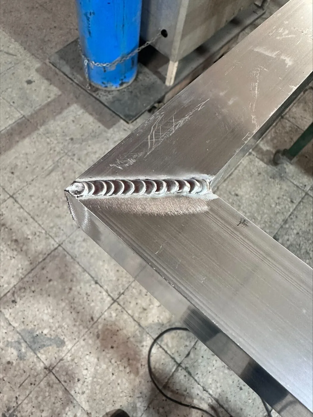 Cordón de soldadura TIG en perfil de aluminio en esquina