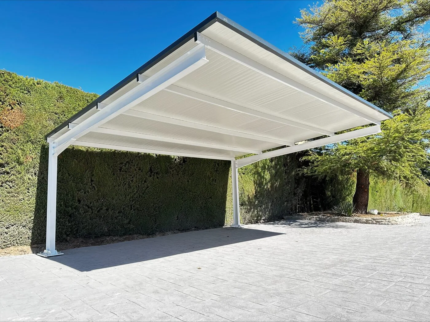 Carport blanco con cubierta inclinada