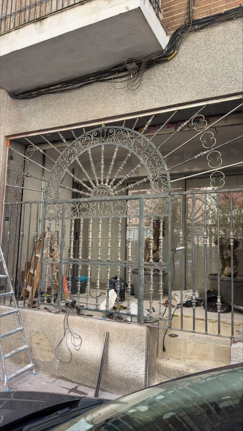 Restauración de reja artística antigua durante la instalación