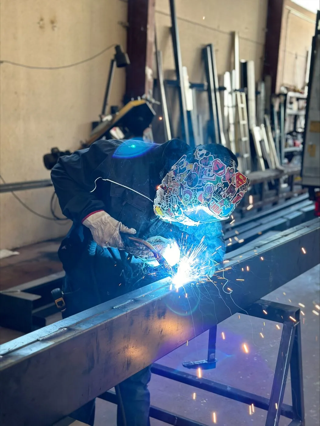 Soldador MS Metal Solution trabajando con chispas en taller de Fuenlabrada, Madrid