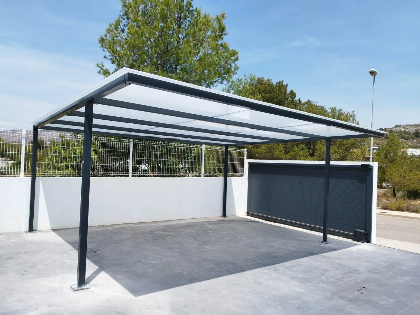 Carport plano con valla galvanizada y persiana lateral