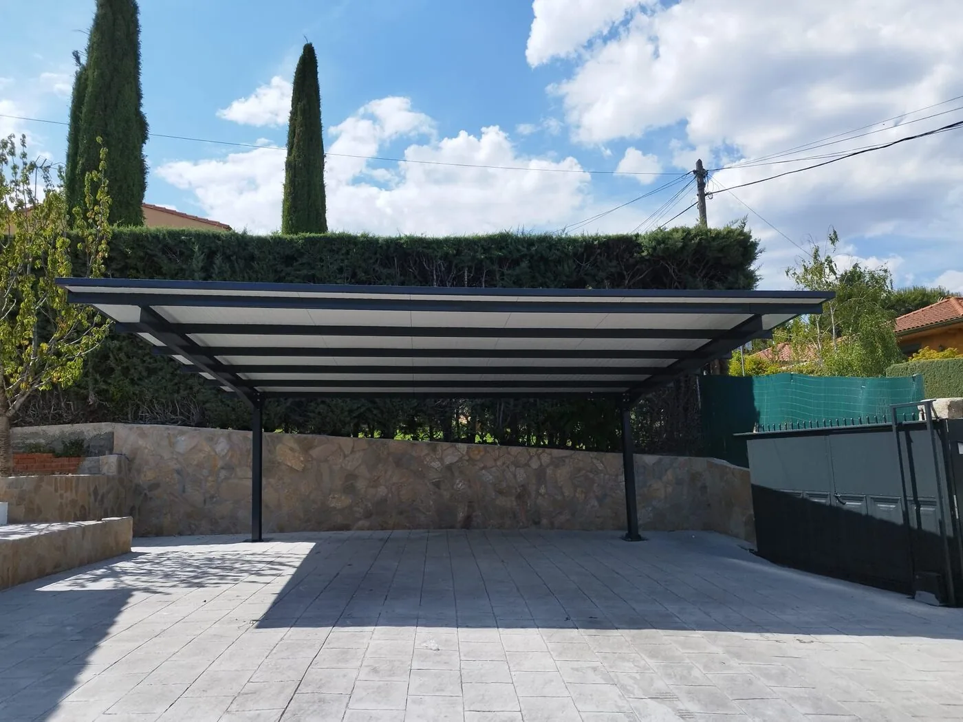 Carport plano sobre suelo de baldosa