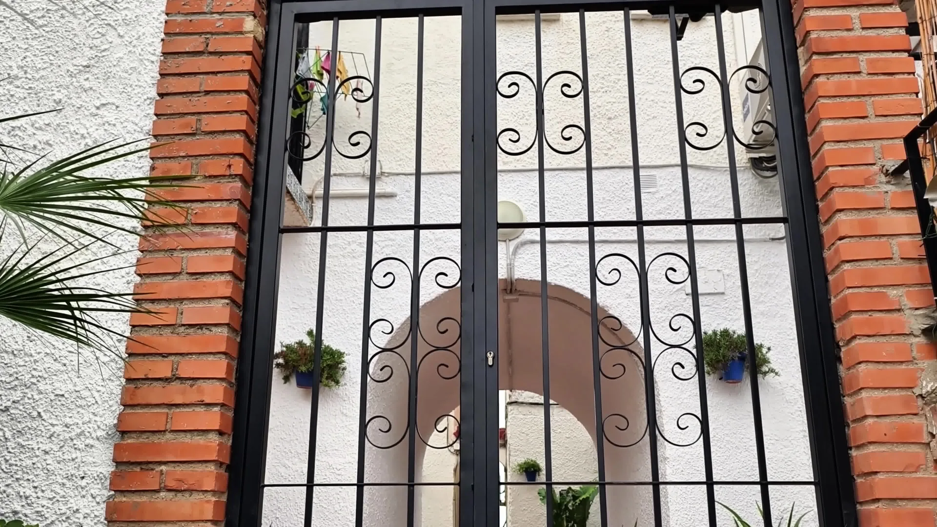 Reja de seguridad a medida instalada en ventana de vivienda en Madrid por MS Metal Solution